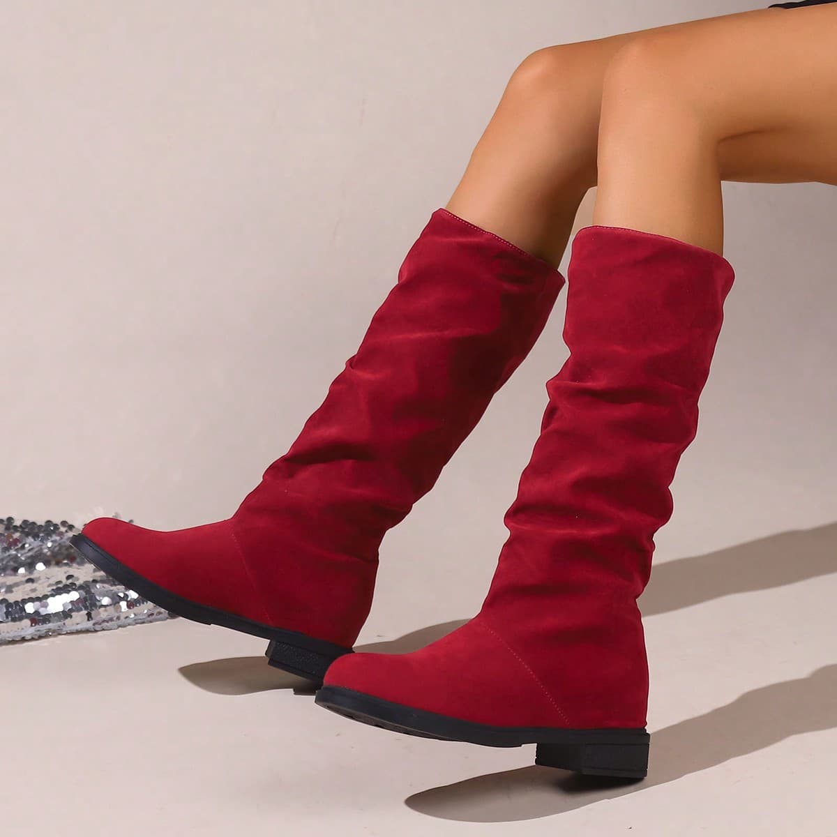 Bottes mi-mollet rouges confortables, légères, élégantes et exclusives pour la vie quotidienne des femmes avec un design classique